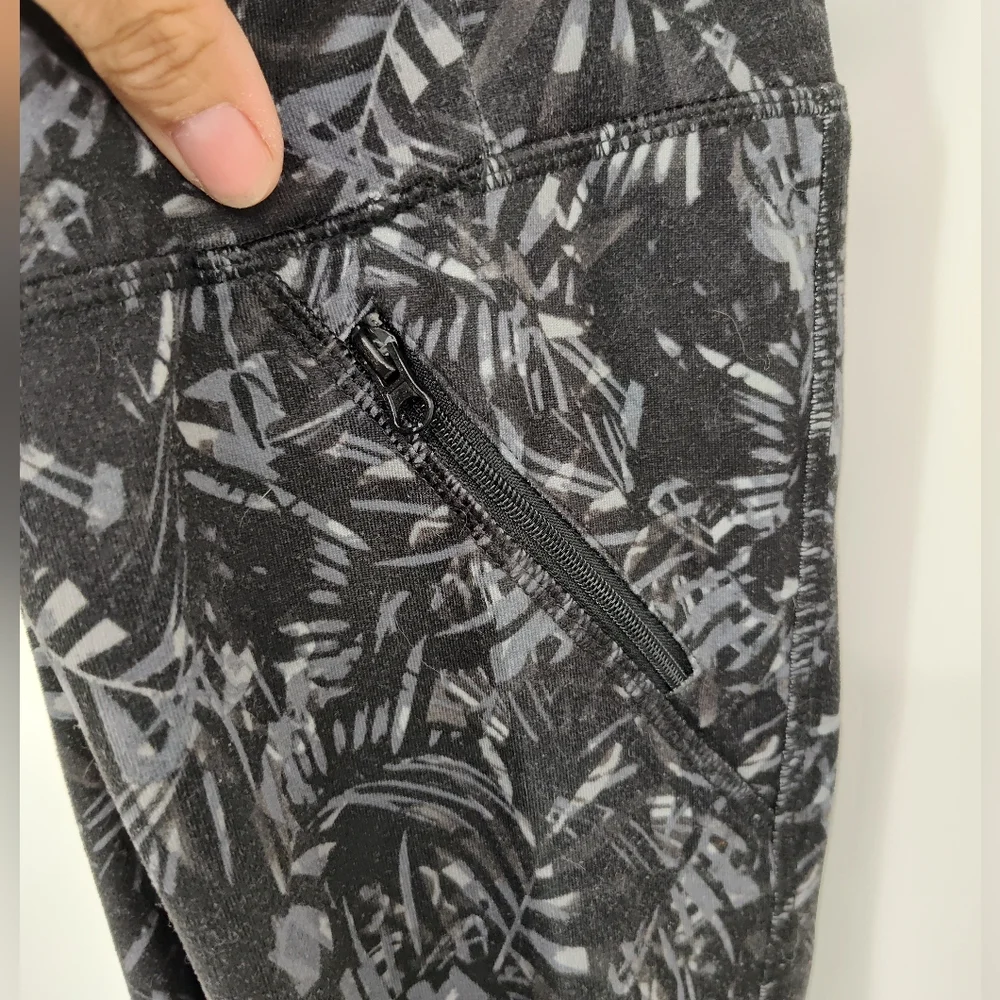Champion Abstract Black and Gray Capri Leggings Girls Size X Large, 14/16